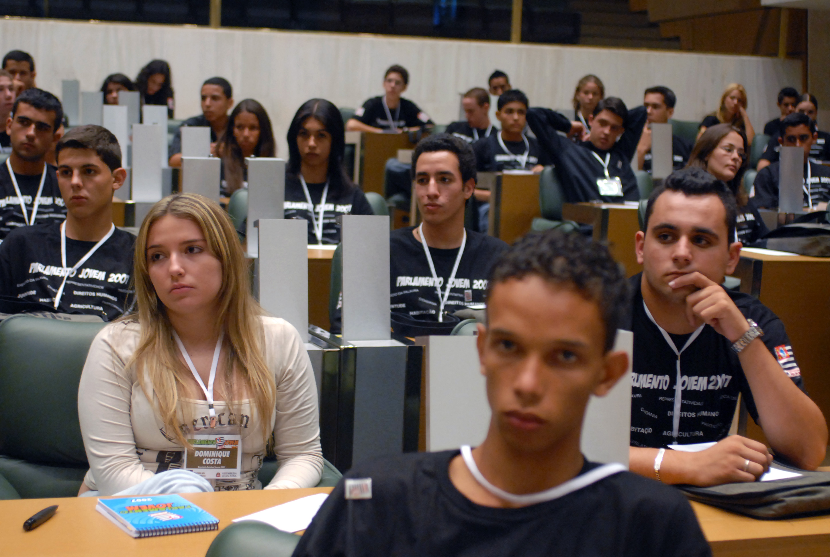 Deputados-jovens durante palestra no Plenrio Juscelino Kubitschek<a style='float:right;color:#ccc' href='https://www3.al.sp.gov.br/repositorio/noticia/03-2008/AURO CRIANCAS mmy (26).jpg' target=_blank><i class='bi bi-zoom-in'></i> Clique para ver a imagem </a>